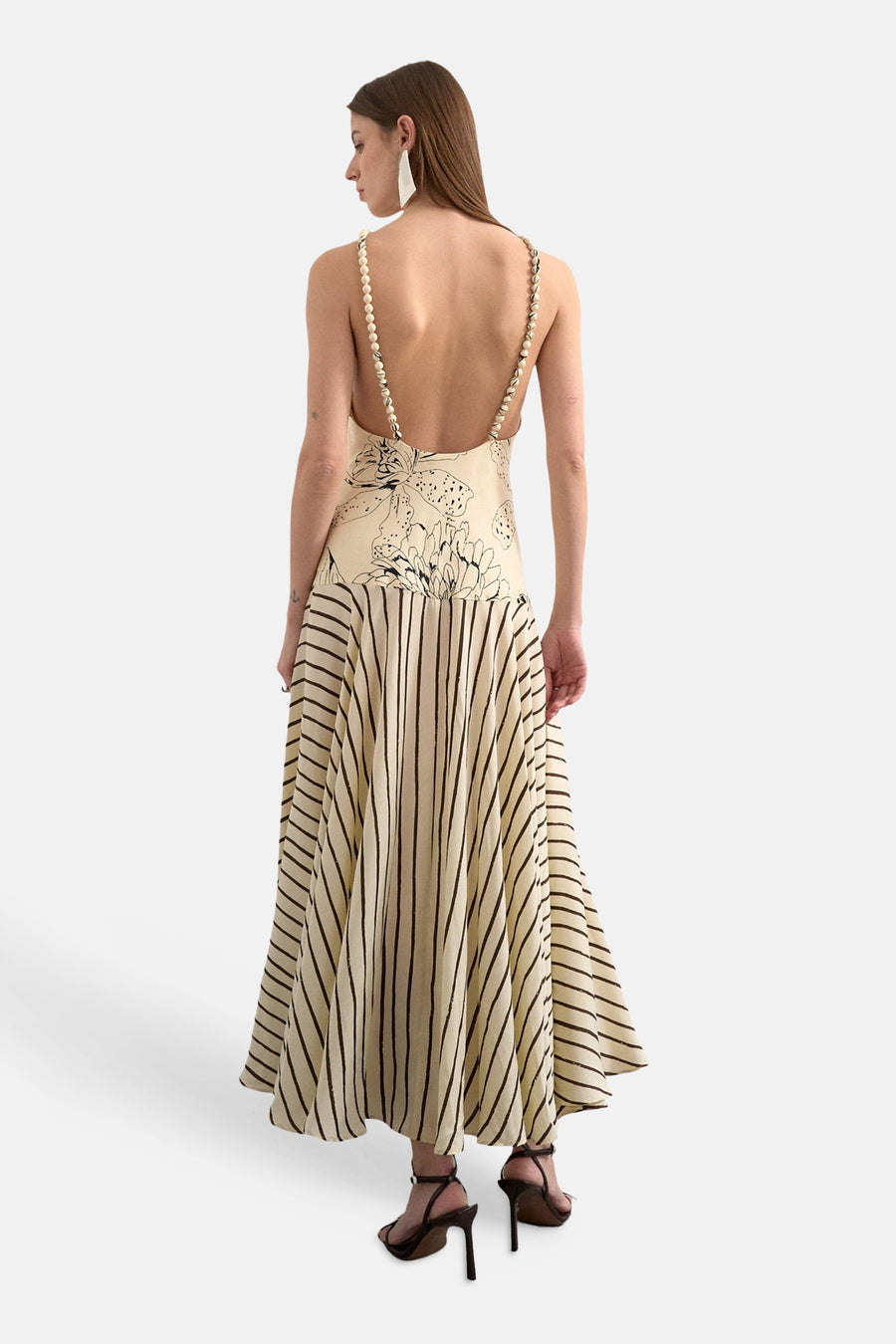 Ecru kleedje zonder mouwen van TOPSHOP, met bloemenprint op het bovenstuk en gestreepte rok.
