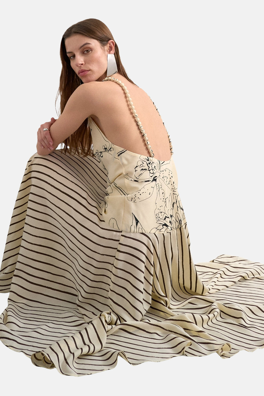 Robe écru sans manches de TOPSHOP, avec imprimé fleuri sur le corsage et rayures sur la jupe.