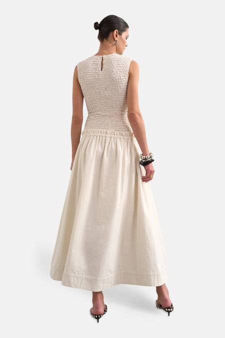 Robe écru à manches courtes de TOPSHOP, avec un haut texturé et une longue jupe ample.