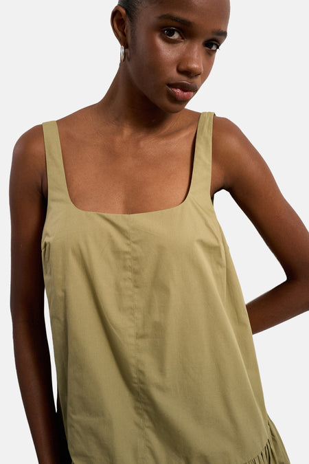 Robe sans manches verte de TOPSHOP, avec encolure carrée et plis subtils sur le bas.