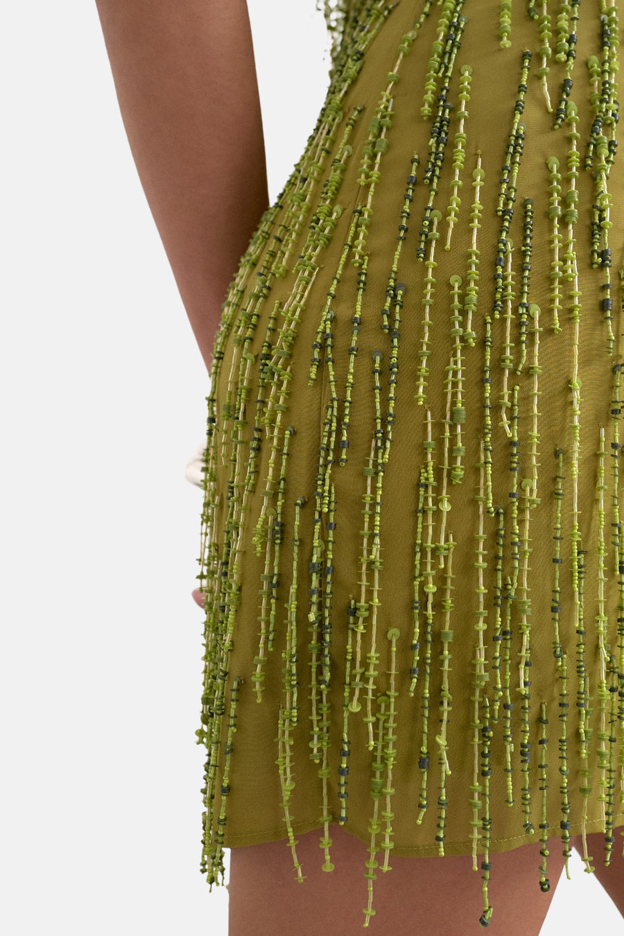 Robe sans manches verte de TOPSHOP, avec des perles vertes et noires en lignes verticales.