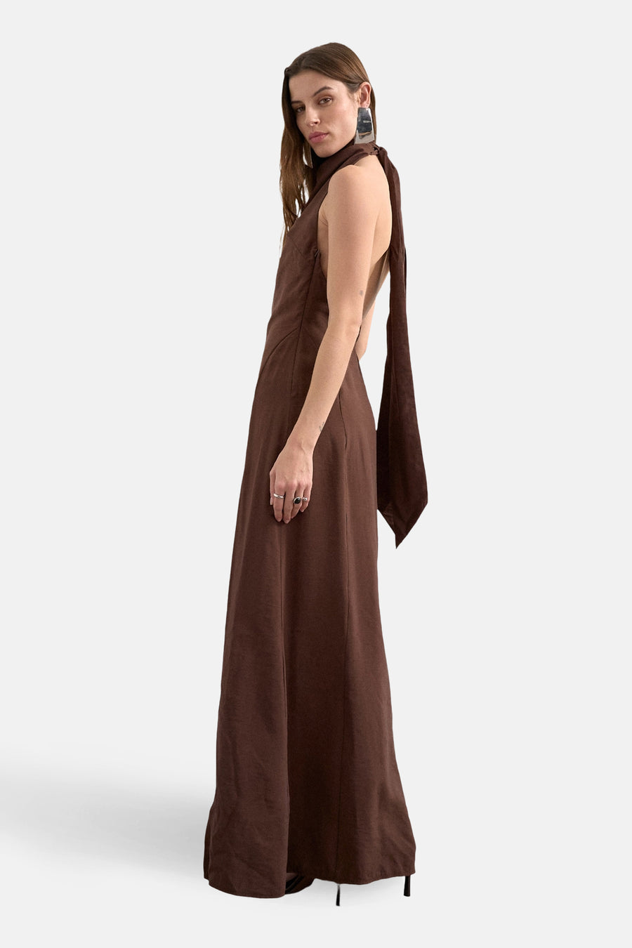 Robe marron sans manches de TOPSHOP avec un col montant et une boucle d'oreille argentée.