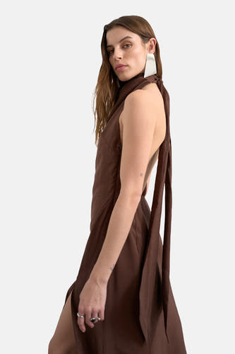 Robe sans manches marron de TOPSHOP, avec un col montant et de longs liens dans le dos.