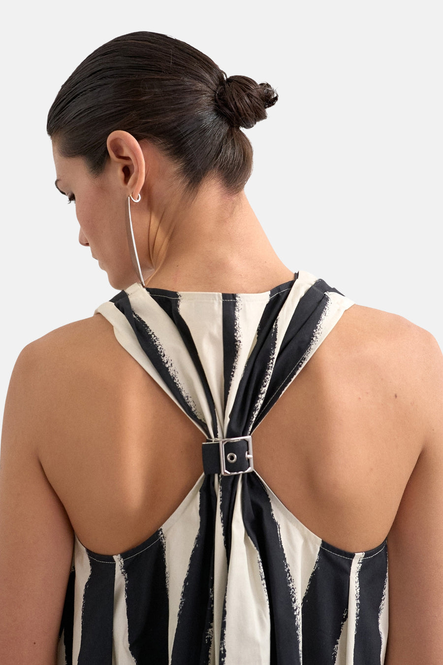 Robe sans manches multicolore de TOPSHOP, avec des rayures verticales et un détail de boucle dans le dos.