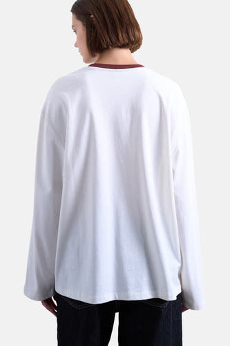 Wit T-shirt met lange mouwen van TOPSHOP, met ronde halslijn en gedragen met donkere jeans.
