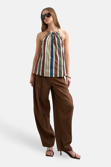 Chemisier licou à rayures multicolores de TOPSHOP, associé à un pantalon large marron.