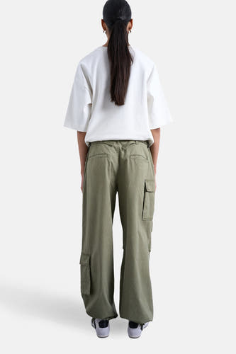 Pantalon cargo vert TOPSHOP, avec jambes larges et poches cargo, vu de dos.