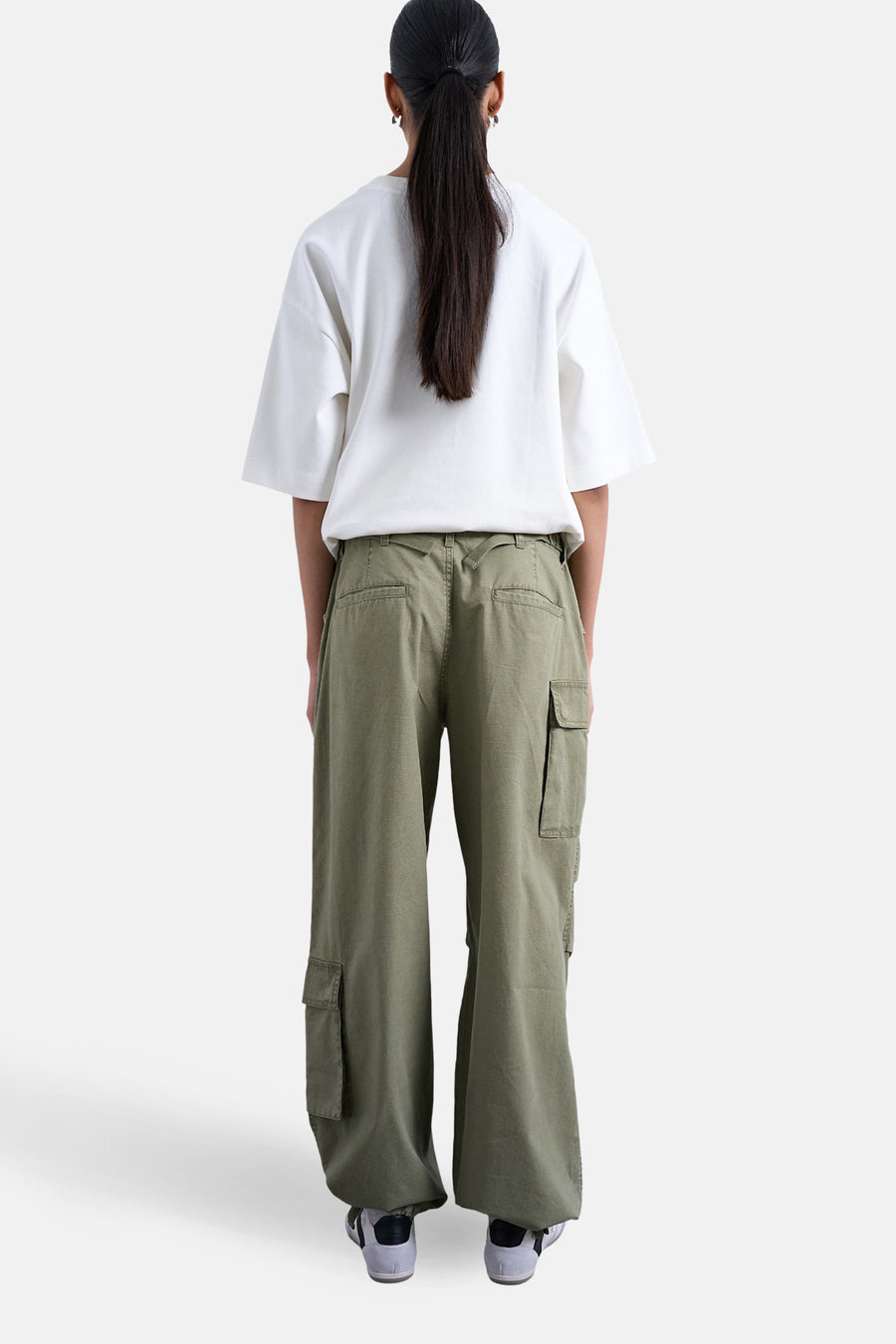Pantalon cargo vert TOPSHOP, avec jambes larges et poches cargo, vu de dos.