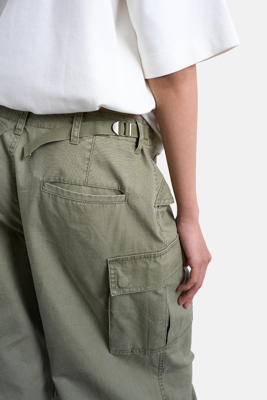 Pantalon cargo vert TOPSHOP, avec une ceinture assortie et une poche visible sur le côté.