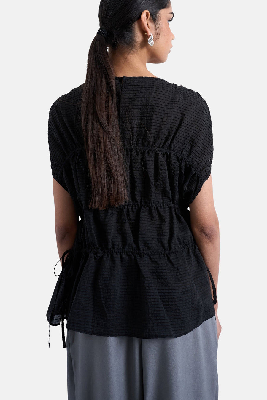 T-shirt noir TOPSHOP, à manches courtes, détails plissés et cordon de serrage à la taille, vue arrière.