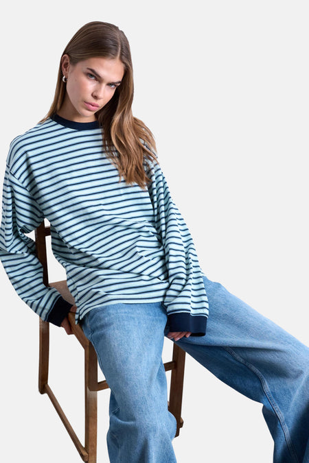 Multicolor T-shirt met lange mouwen van TOPSHOP, met horizontale strepen, gedragen met een blauwe jeans.
