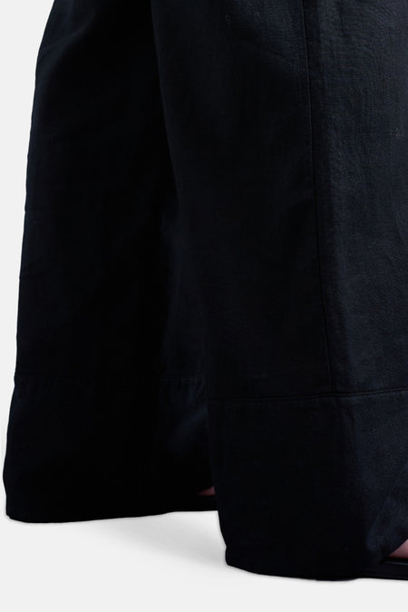 Pantalon noir TOPSHOP, à jambes larges et avec un revers à l'ourlet.