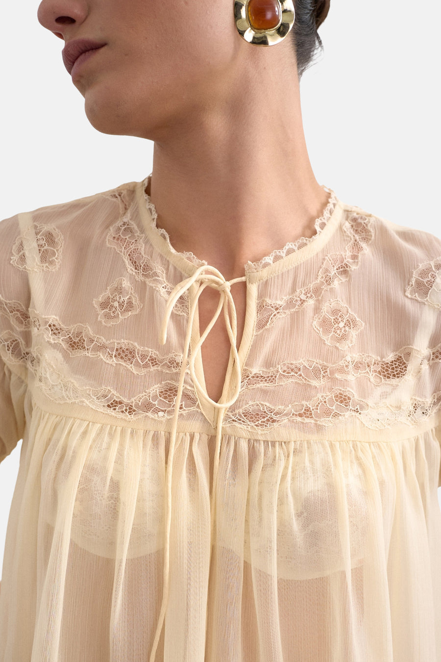 Blouse écru à manches courtes de TOPSHOP, avec détails en dentelle et fermeture à nouer au col.
