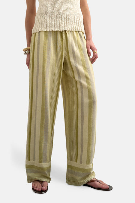 Pantalon vert à rayures verticales TOPSHOP, associé à un haut en maille sans manches et des sandales.