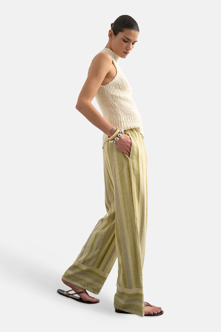 Pantalon vert émeraude de TOPSHOP, à rayures verticales et jambes larges, associé à un débardeur et des sandales.