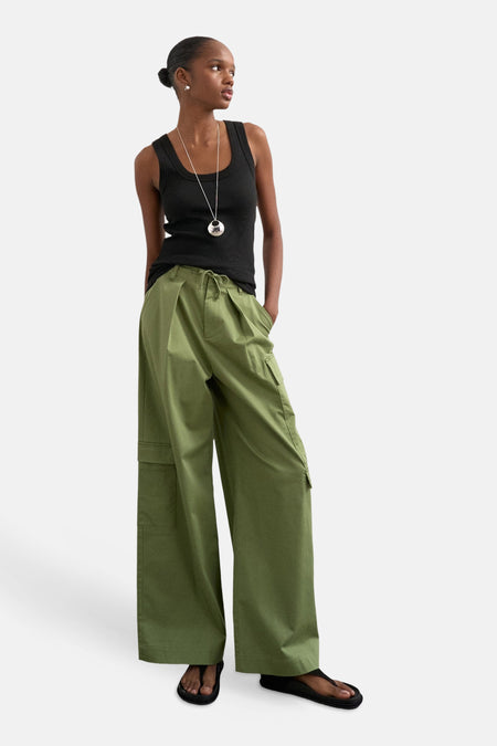 Débardeur noir de TOPSHOP, avec une chaîne argentée et un pantalon cargo vert olive.