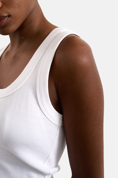 Witte tanktop van TOPSHOP, close-up, met een ribbeltextuur en een ronde halslijn.

