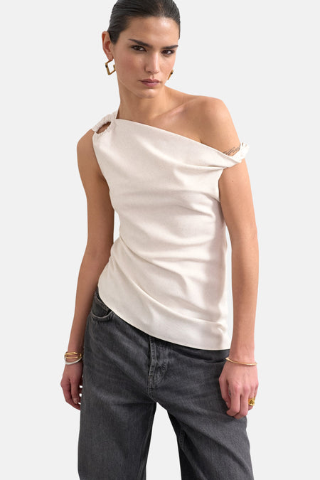 Blouse sans manches écru de TOPSHOP, avec un détail d'anneau sur l'épaule.