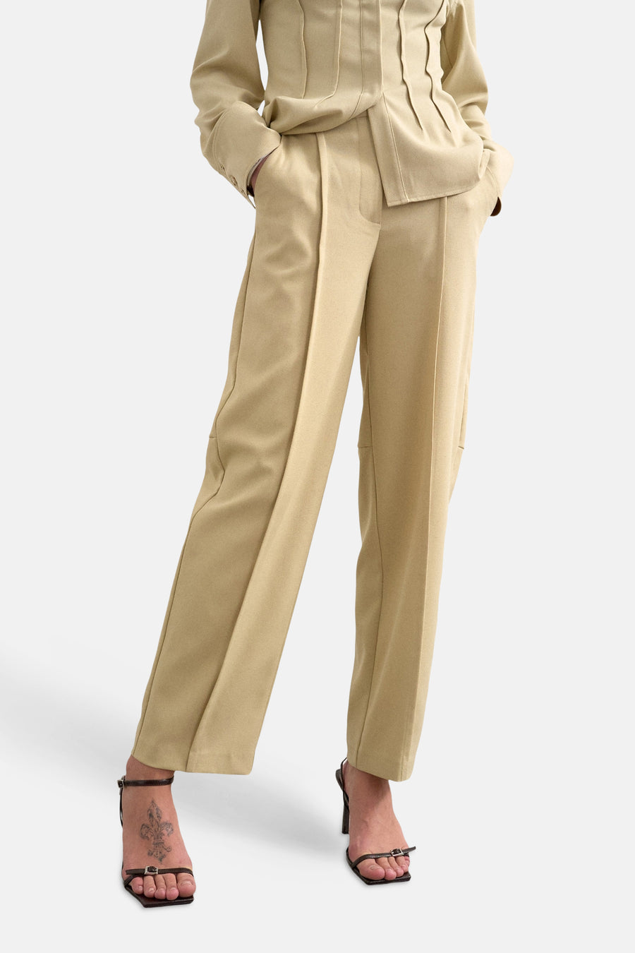 Pantalon beige de TOPSHOP, avec des plis sur le devant et des poches italiennes.