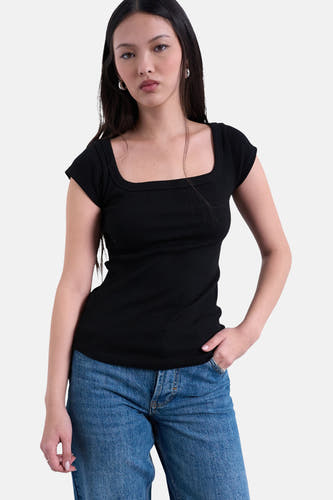 T-shirt noir à manches courtes de TOPSHOP, avec un décolleté carré, porté avec un jean bleu.