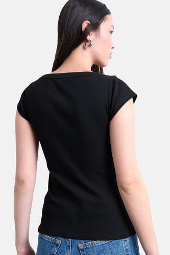 T-shirt noir à manches courtes de TOPSHOP, vu de dos, avec une texture côtelée et porté avec un jean.