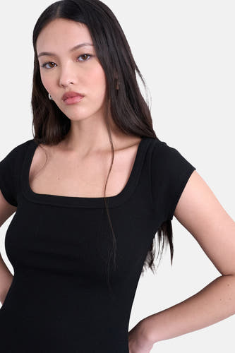T-shirt noir à manches courtes de TOPSHOP, avec une texture côtelée et un décolleté carré.