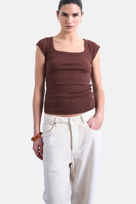 T-shirt marron à manches courtes de TOPSHOP, texture côtelée, porté avec un jean blanc et un bracelet marron.