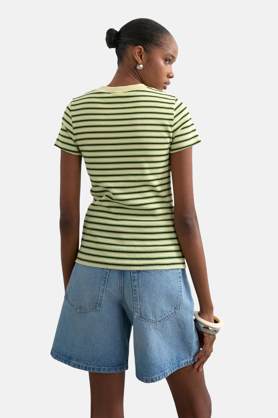 Groen gestreept T-shirt van TOPSHOP, met korte mouwen, gecombineerd met denim shorts en een witte armband.