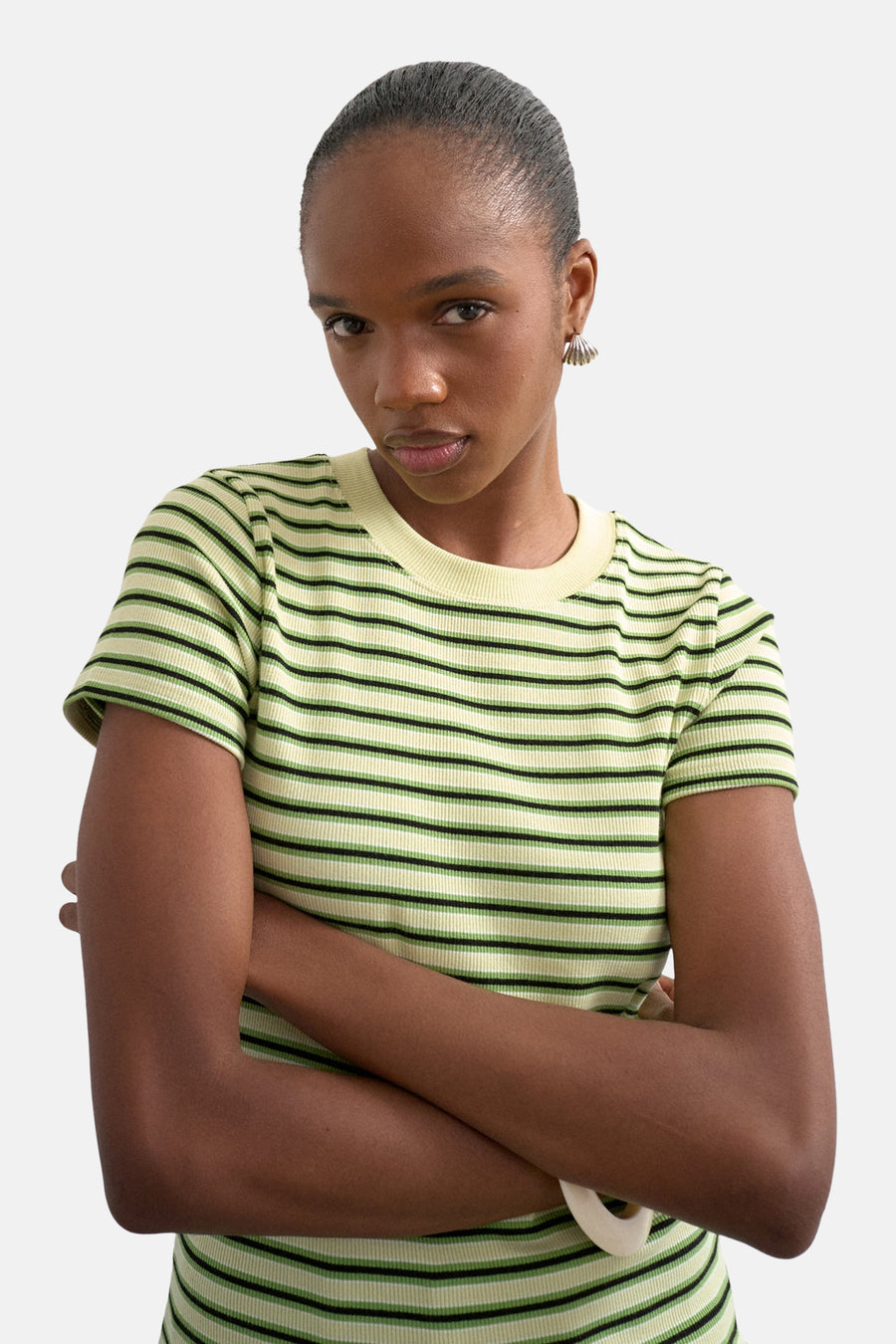 T-shirt rayé vert de TOPSHOP, à manches courtes et bras croisés.