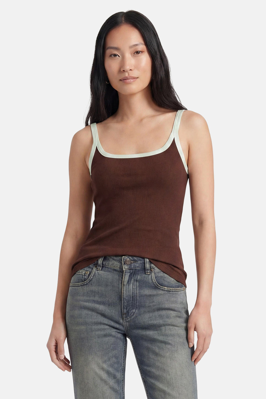 Bruine geribbelde singlet van TOPSHOP met lichtgroene biezen, aansluitend model, gedragen met spijkerbroek.