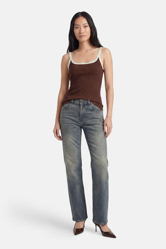 Débardeur côtelé marron de TOPSHOP avec passepoil vert clair et blanc, porté avec un jean et des talons marron.