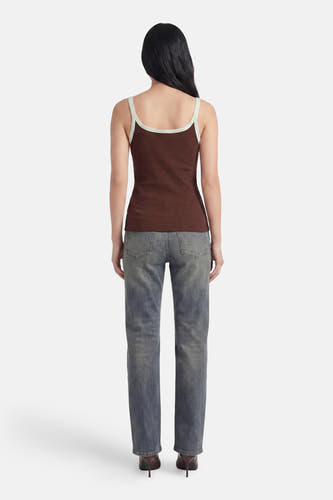 Bruine geribbelde singlet van TOPSHOP met lichtgroene boorden, gedragen met een spijkerbroek, achterkant.