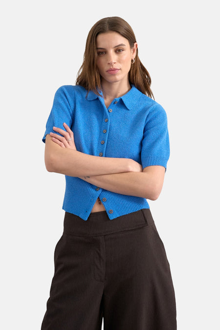 Pull bleu de TOPSHOP, à manches courtes et avec un ourlet côtelé.