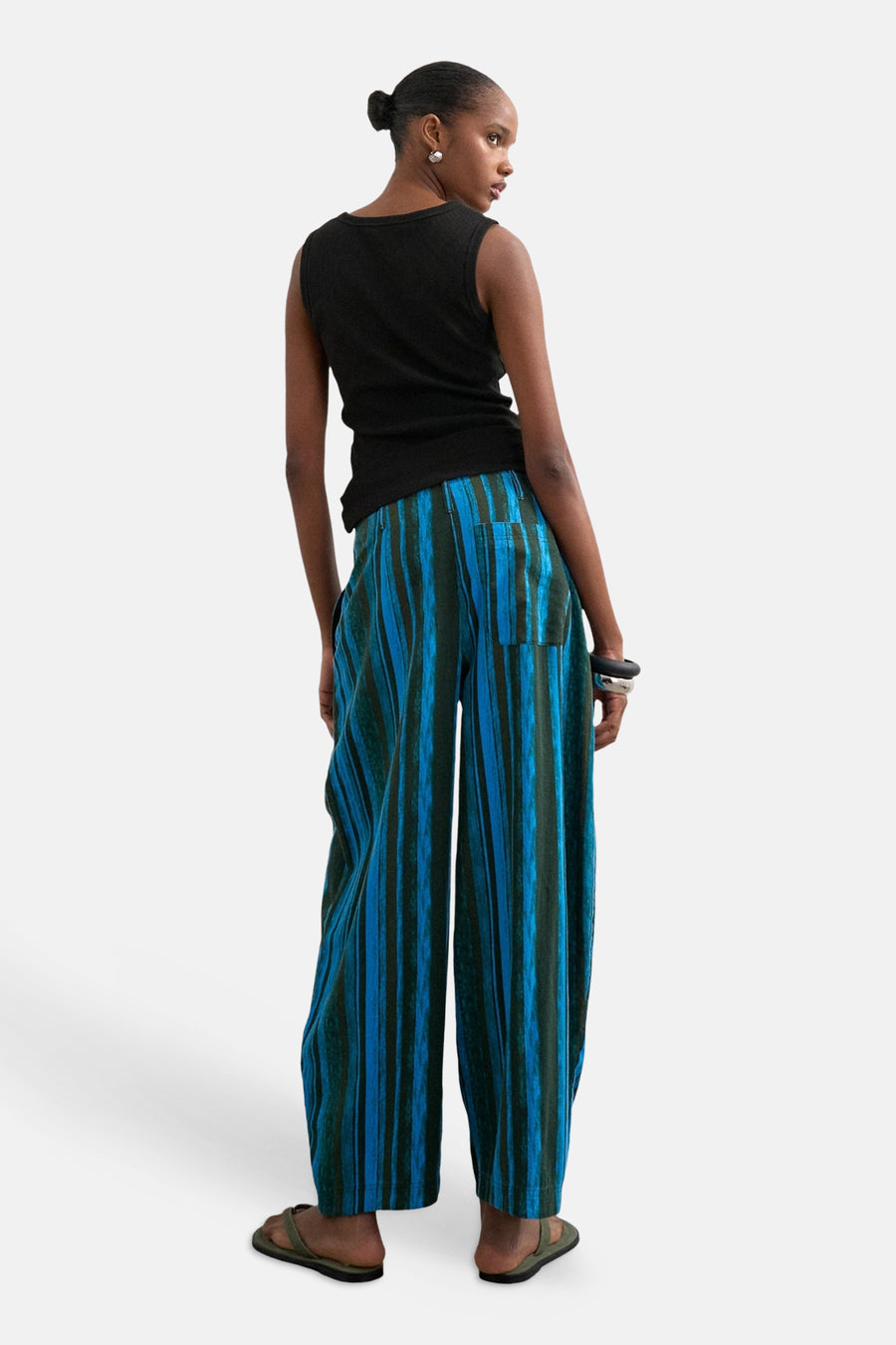 Blauwe gestreepte broek van TOPSHOP met wijde pijpen, verticale strepen in donkergroen, achterkant van model.