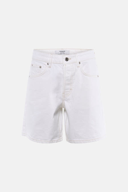 Short blanc TOPSHOP avec surpiqûres contrastées, fermeture à boutons et poches avant.