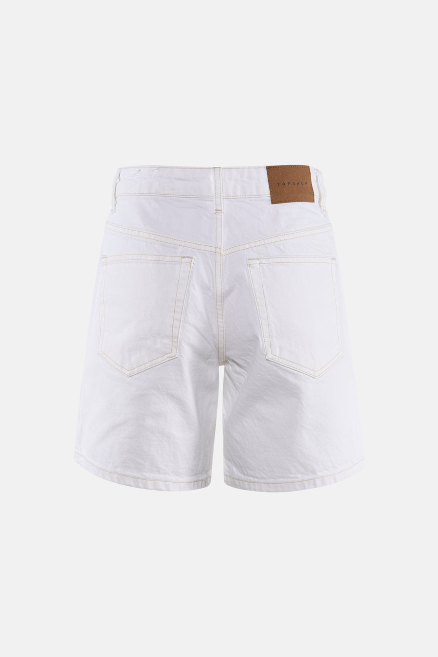 Short en jean blanc de TOPSHOP, dos, avec surpiqûres contrastées visibles, poches plaquées au dos et une étiquette marron.