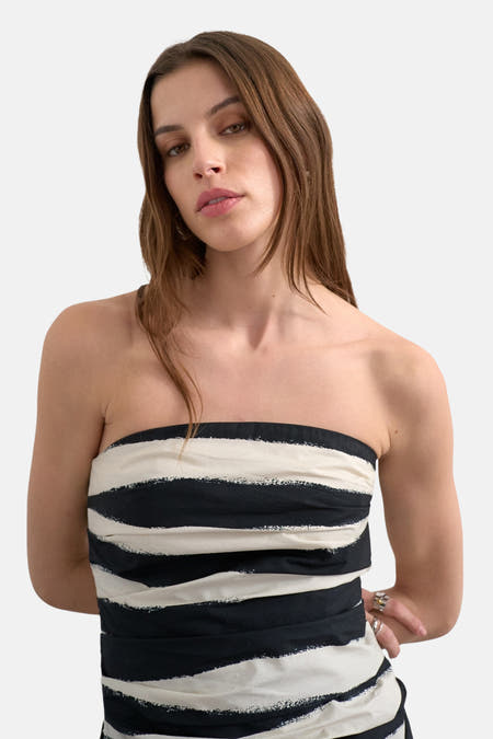 Robe longue bustier à rayures noires et blanches de TOPSHOP avec rayures irrégulières et tissu drapé.