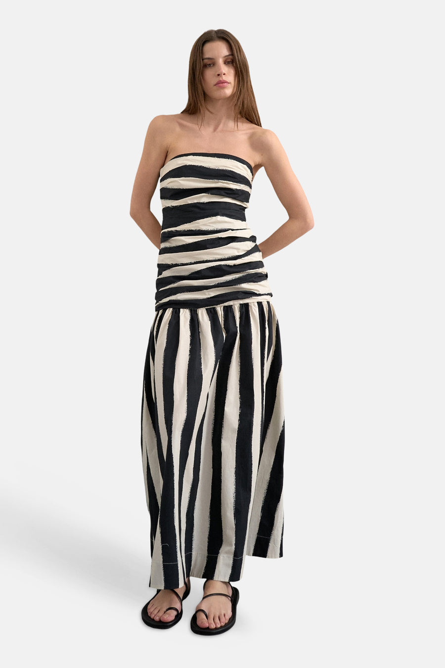 Robe longue bustier rayée noir et blanc de TOPSHOP avec volants horizontaux en haut et rayures verticales en bas, portée par un mannequin.