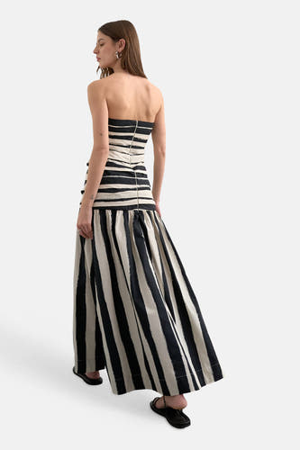 Robe sans manches noir et beige de TOPSHOP avec rayures à pampilles, fermeture éclair au dos et jupe évasée, vue de dos.