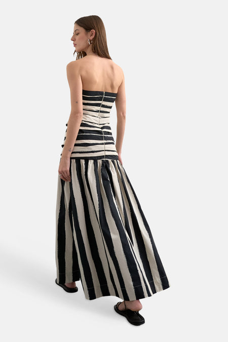 Robe sans manches noir et beige de TOPSHOP avec rayures à pampilles, fermeture éclair au dos et jupe évasée, vue de dos.
