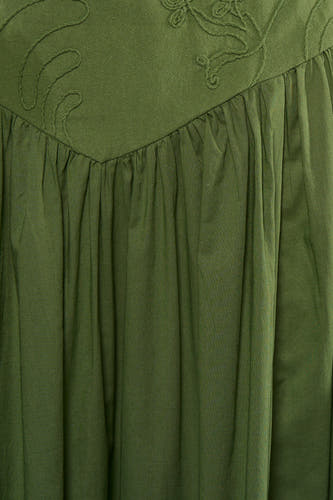 Robe verte TOPSHOP avec un corsage brodé et une jupe froncée.