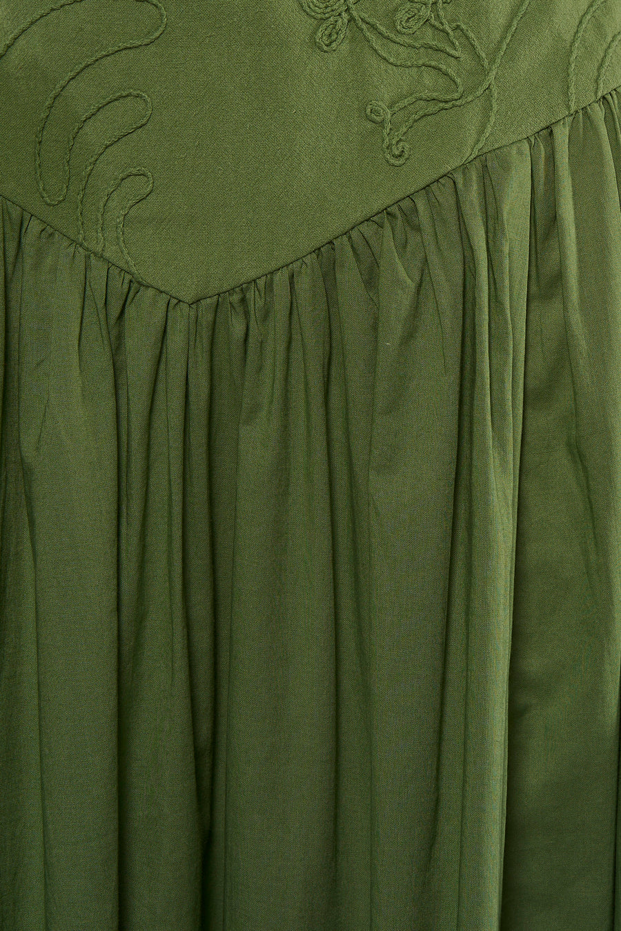 Robe verte TOPSHOP avec un corsage brodé et une jupe froncée.