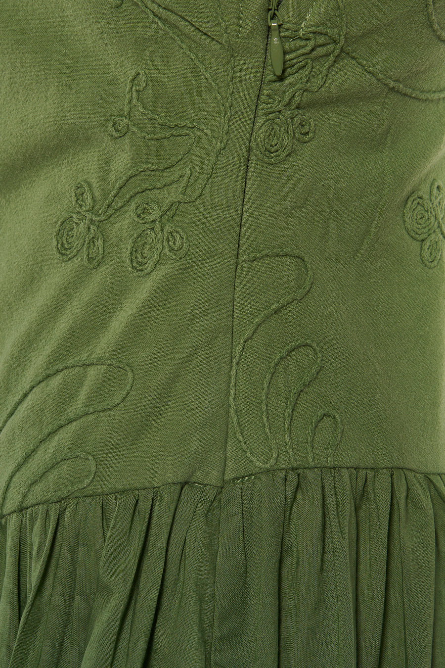 Robe verte sans manches TOPSHOP avec tissu texturé, broderie florale, fermeture éclair et bas plissé.