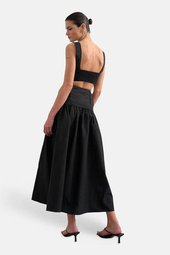 Robe noire TOPSHOP avec smocks au dos et longue jupe, vue arrière.