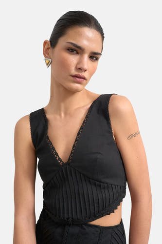 Robe noire sans manches TOPSHOP avec encolure en V crochetée et plis sur le corsage, portée par un mannequin.