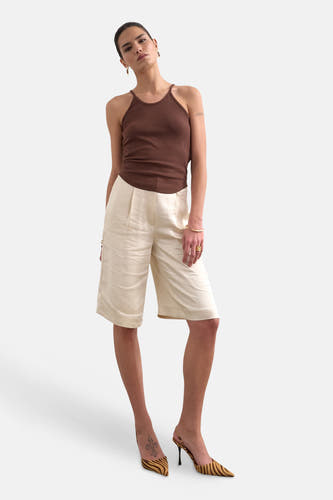 Haut côtelé marron à fines bretelles de TOPSHOP, porté avec un short beige et des talons à imprimé zèbre.