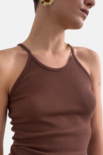 Haut côtelé marron de TOPSHOP avec fines bretelles, ajusté et porté par un mannequin avec une boucle d'oreille dorée.