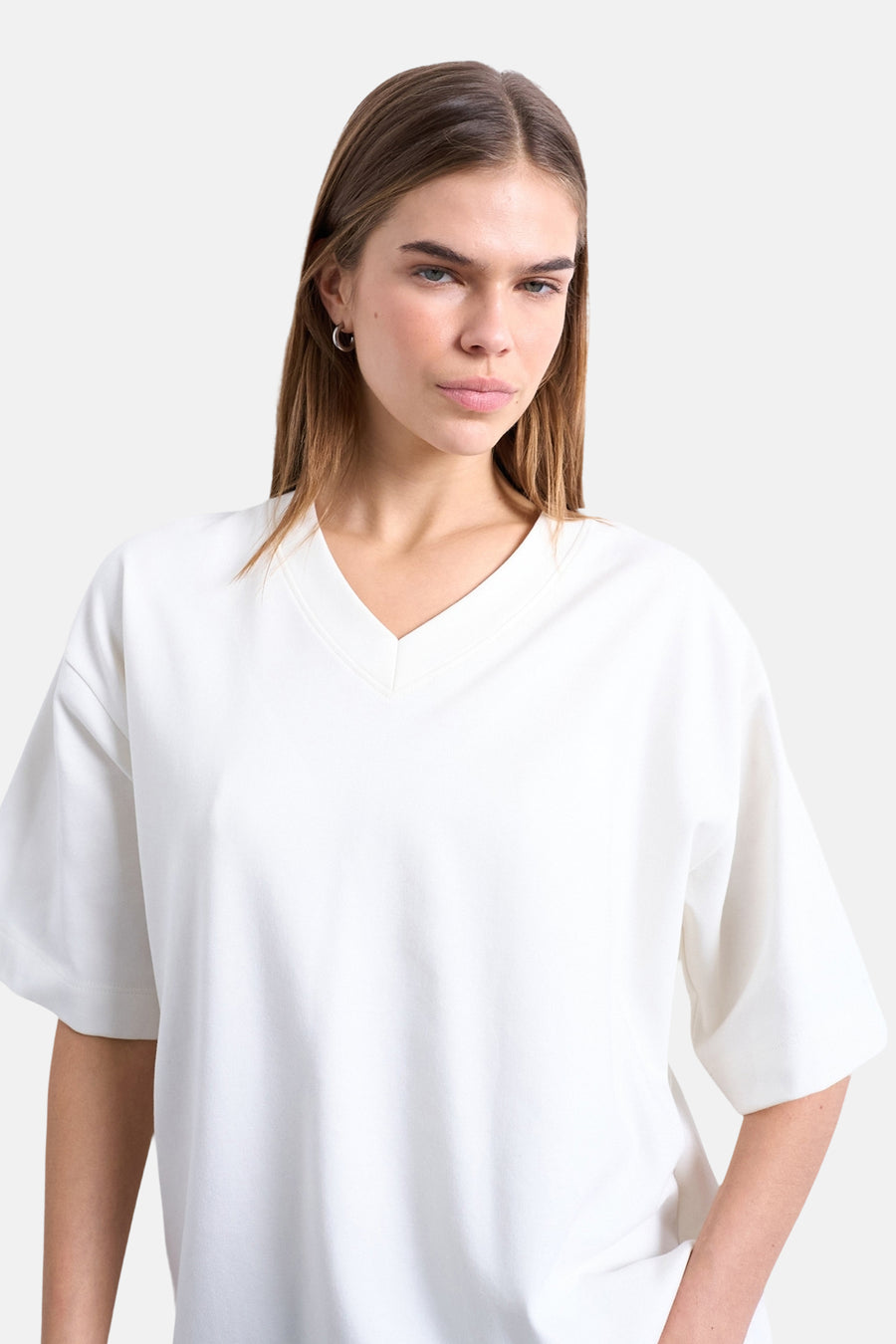 T-shirt écru de TOPSHOP avec col en V et manches courtes larges, porté par un mannequin.
