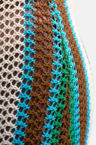 Jupe longue bleue de TOPSHOP, avec un motif rayé au crochet en marron, vert, bleu et blanc.