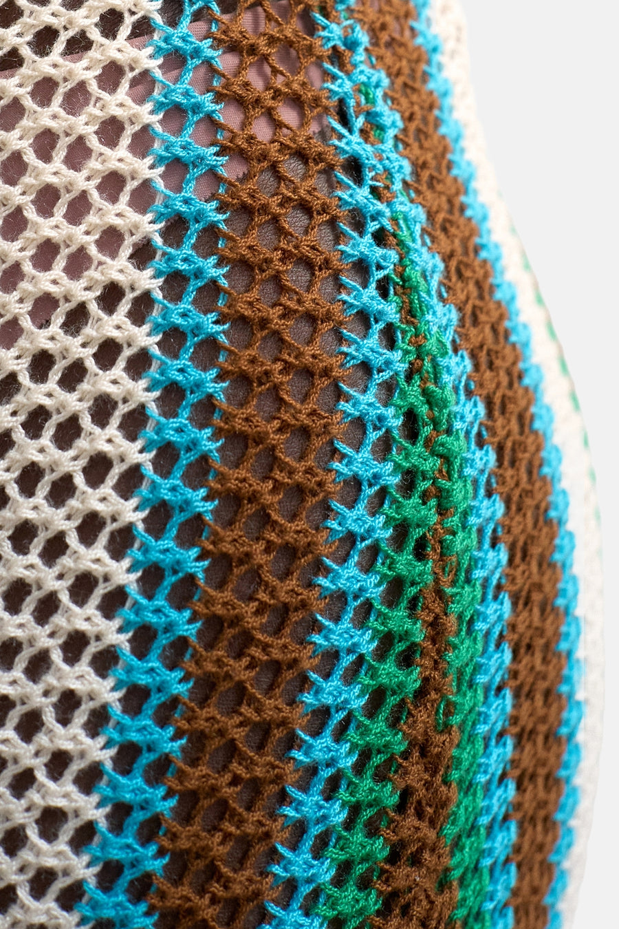 Jupe longue bleue de TOPSHOP, avec un motif rayé au crochet en marron, vert, bleu et blanc.